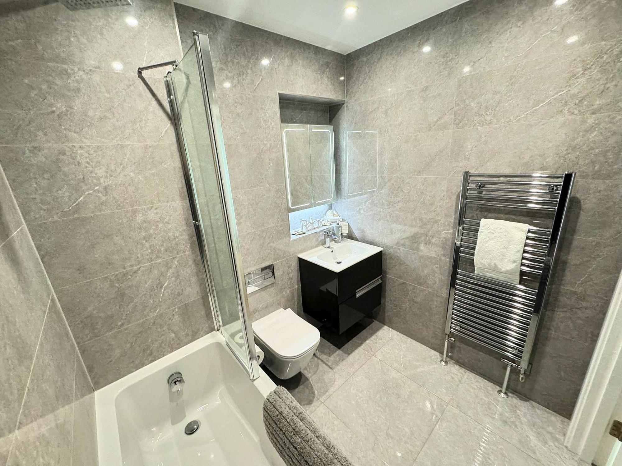 Stunning Beach Front Apartment With Sea Views, Free Parking & Balcony Ramsgate Eksteriør billede