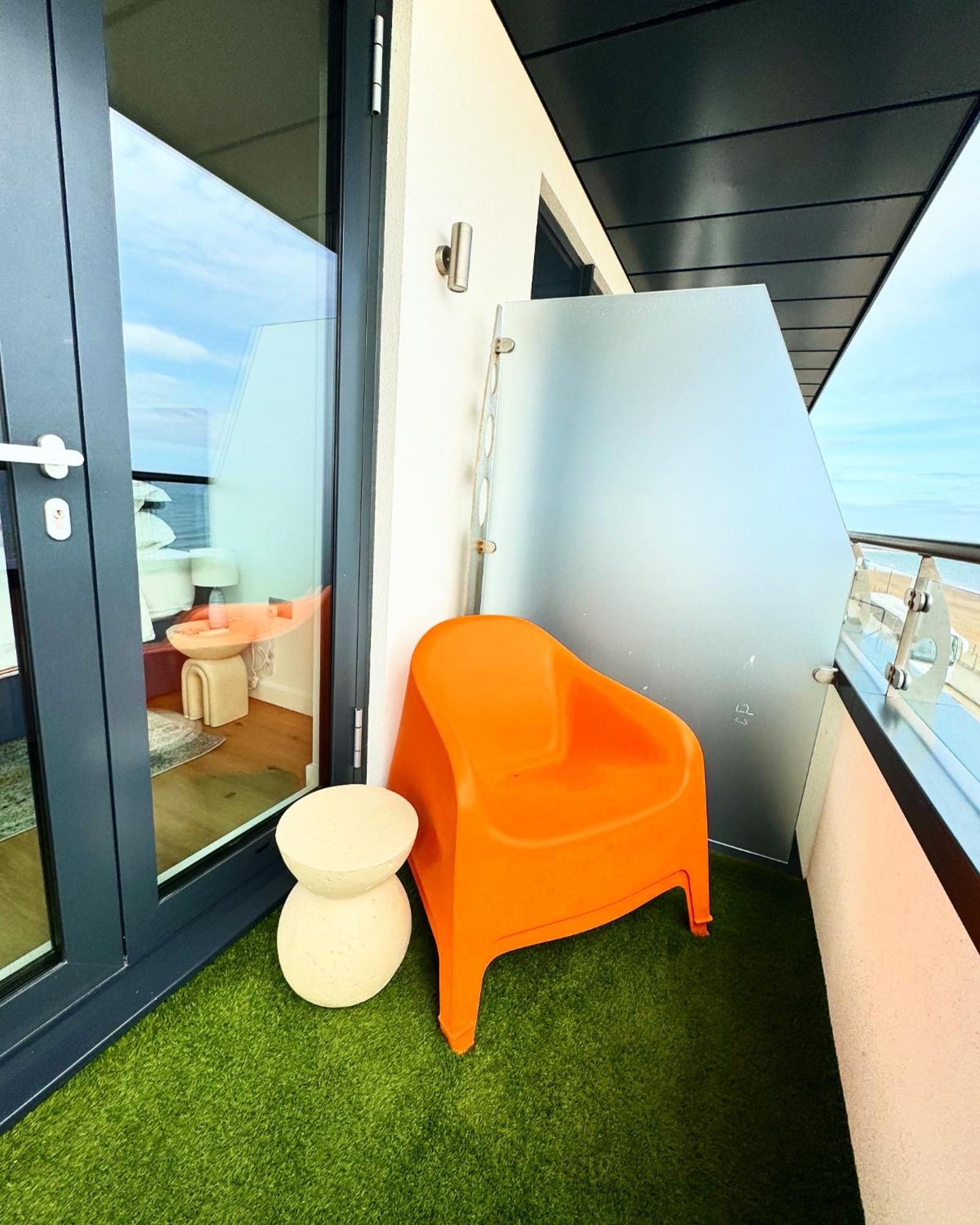Stunning Beach Front Apartment With Sea Views, Free Parking & Balcony Ramsgate Eksteriør billede