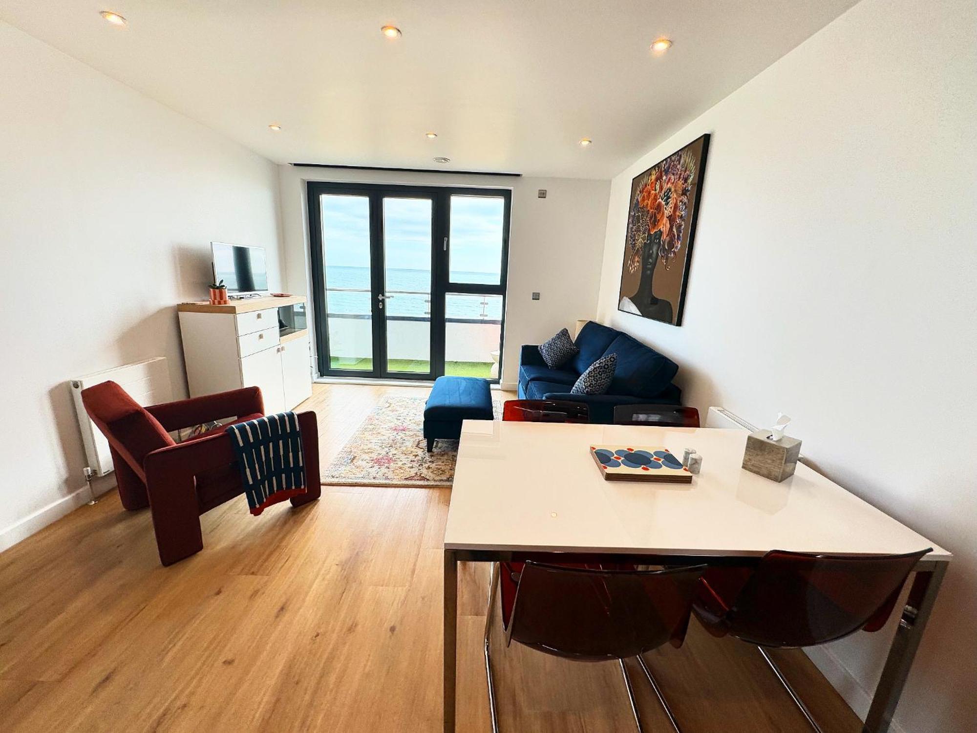 Stunning Beach Front Apartment With Sea Views, Free Parking & Balcony Ramsgate Eksteriør billede