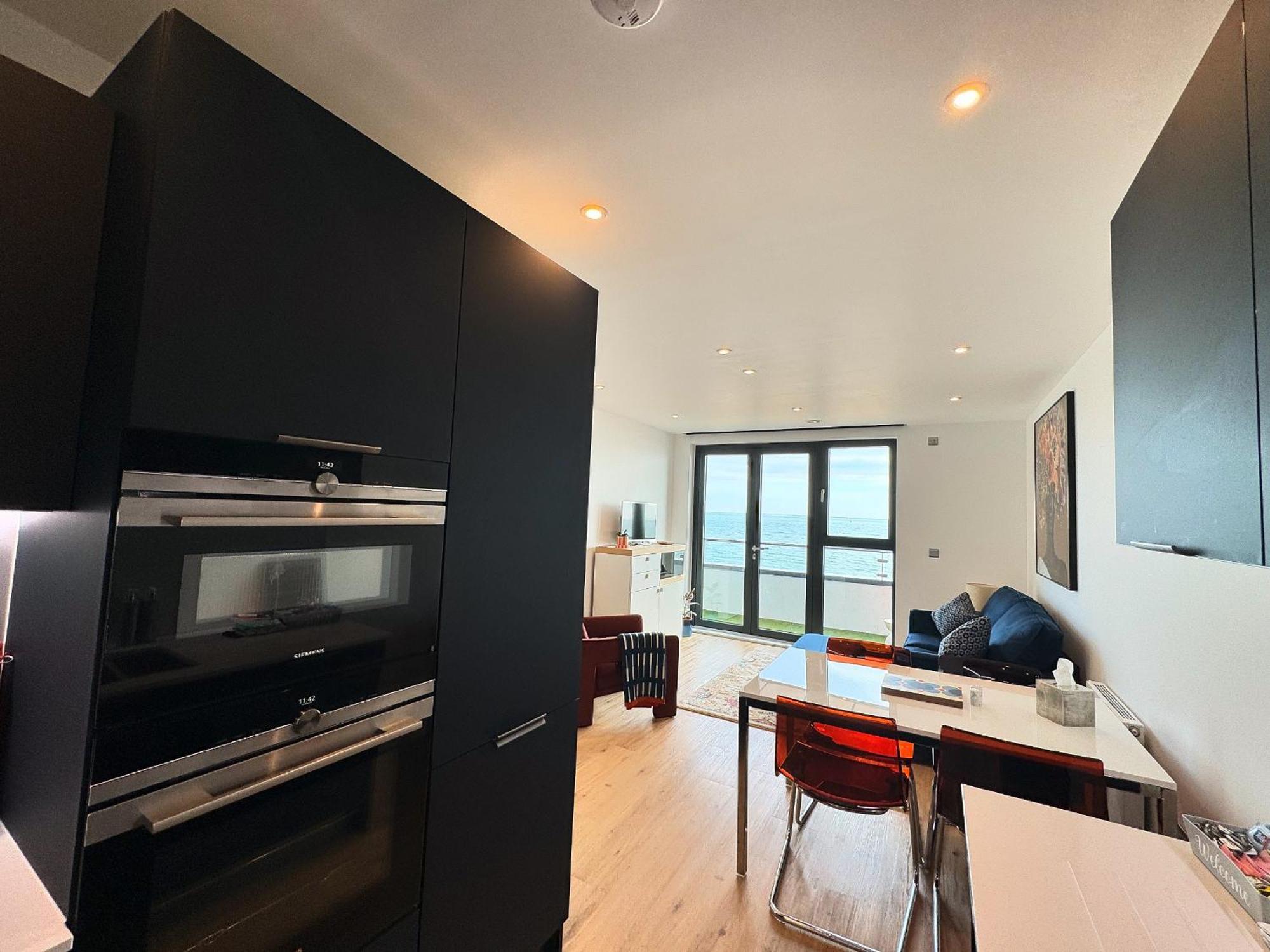 Stunning Beach Front Apartment With Sea Views, Free Parking & Balcony Ramsgate Eksteriør billede
