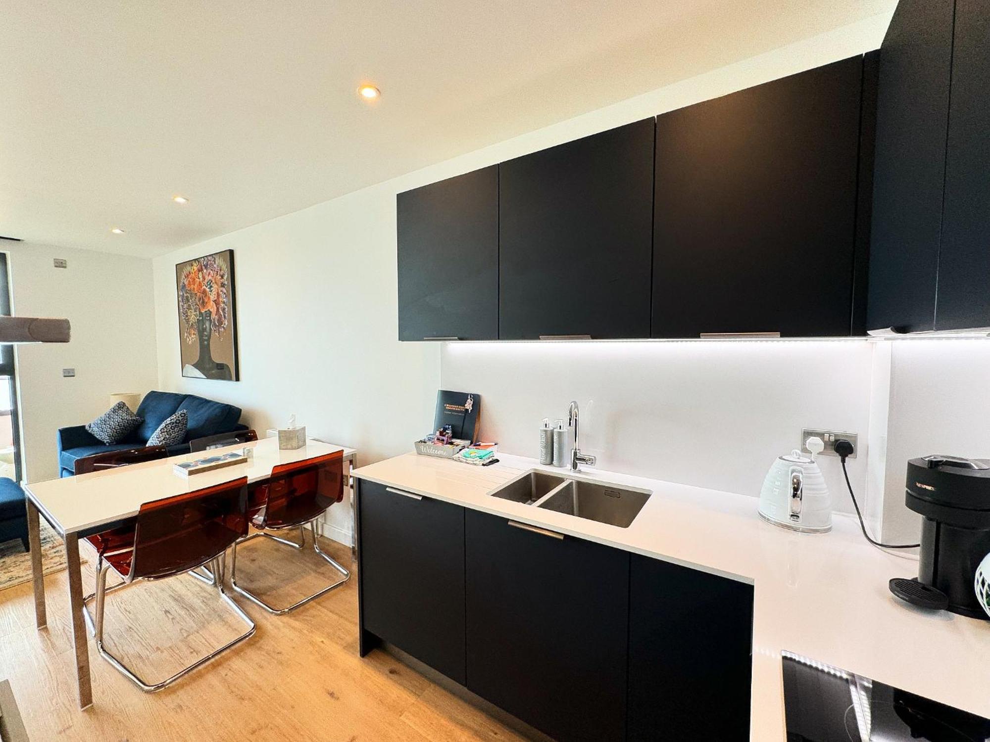 Stunning Beach Front Apartment With Sea Views, Free Parking & Balcony Ramsgate Eksteriør billede