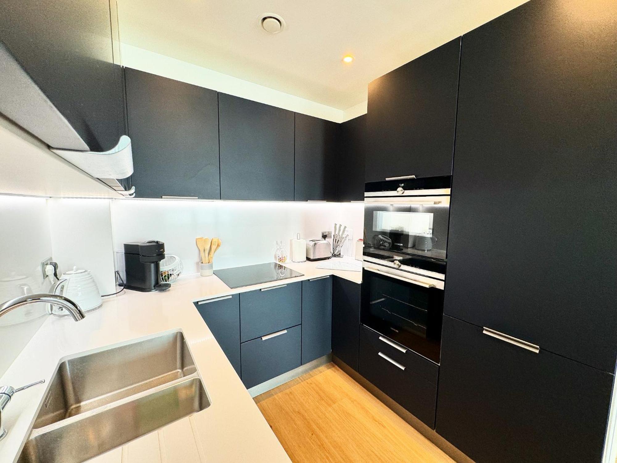 Stunning Beach Front Apartment With Sea Views, Free Parking & Balcony Ramsgate Eksteriør billede