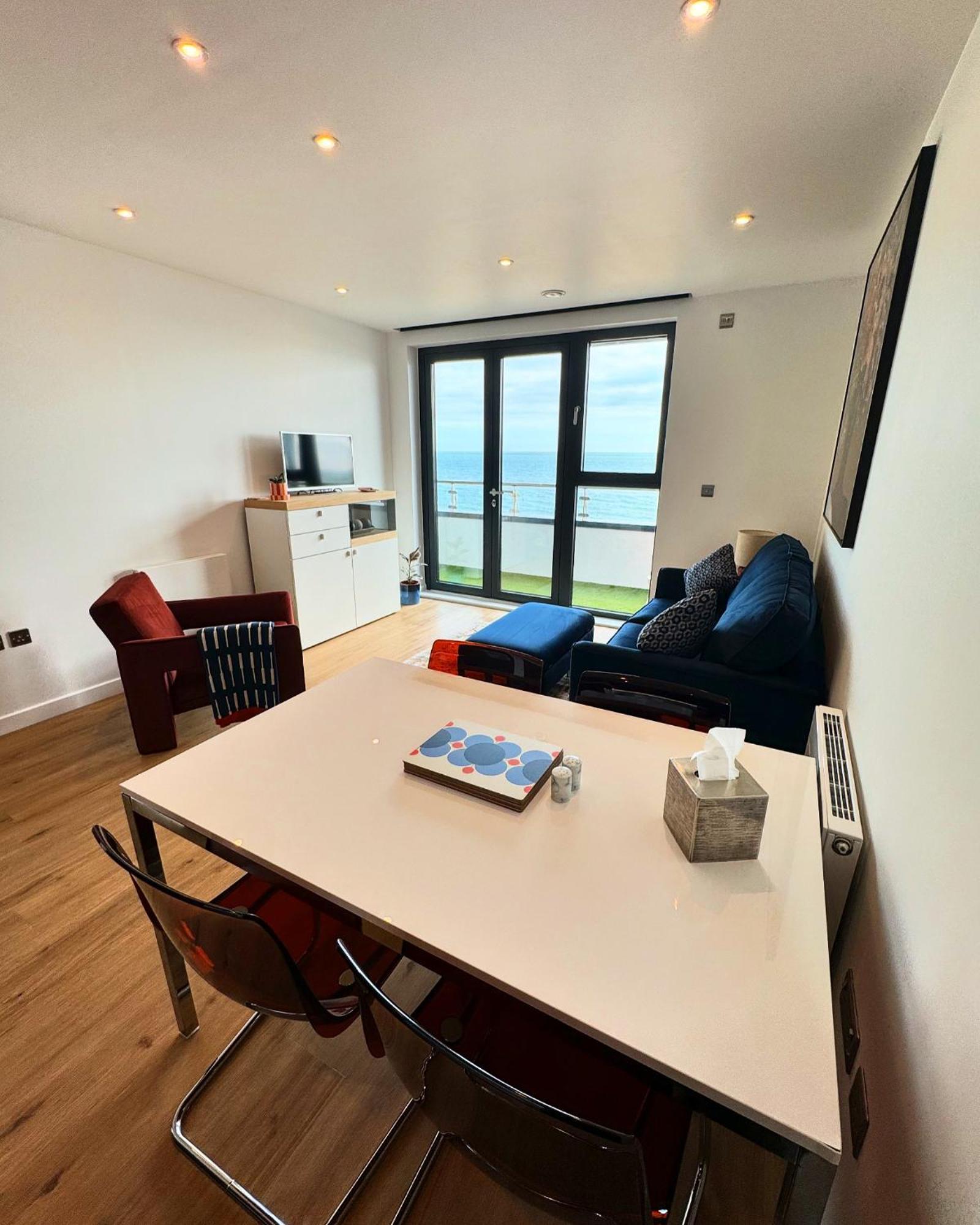 Stunning Beach Front Apartment With Sea Views, Free Parking & Balcony Ramsgate Eksteriør billede