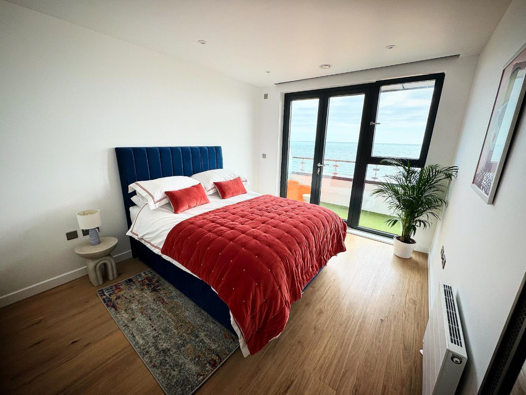 Stunning Beach Front Apartment With Sea Views, Free Parking & Balcony Ramsgate Eksteriør billede