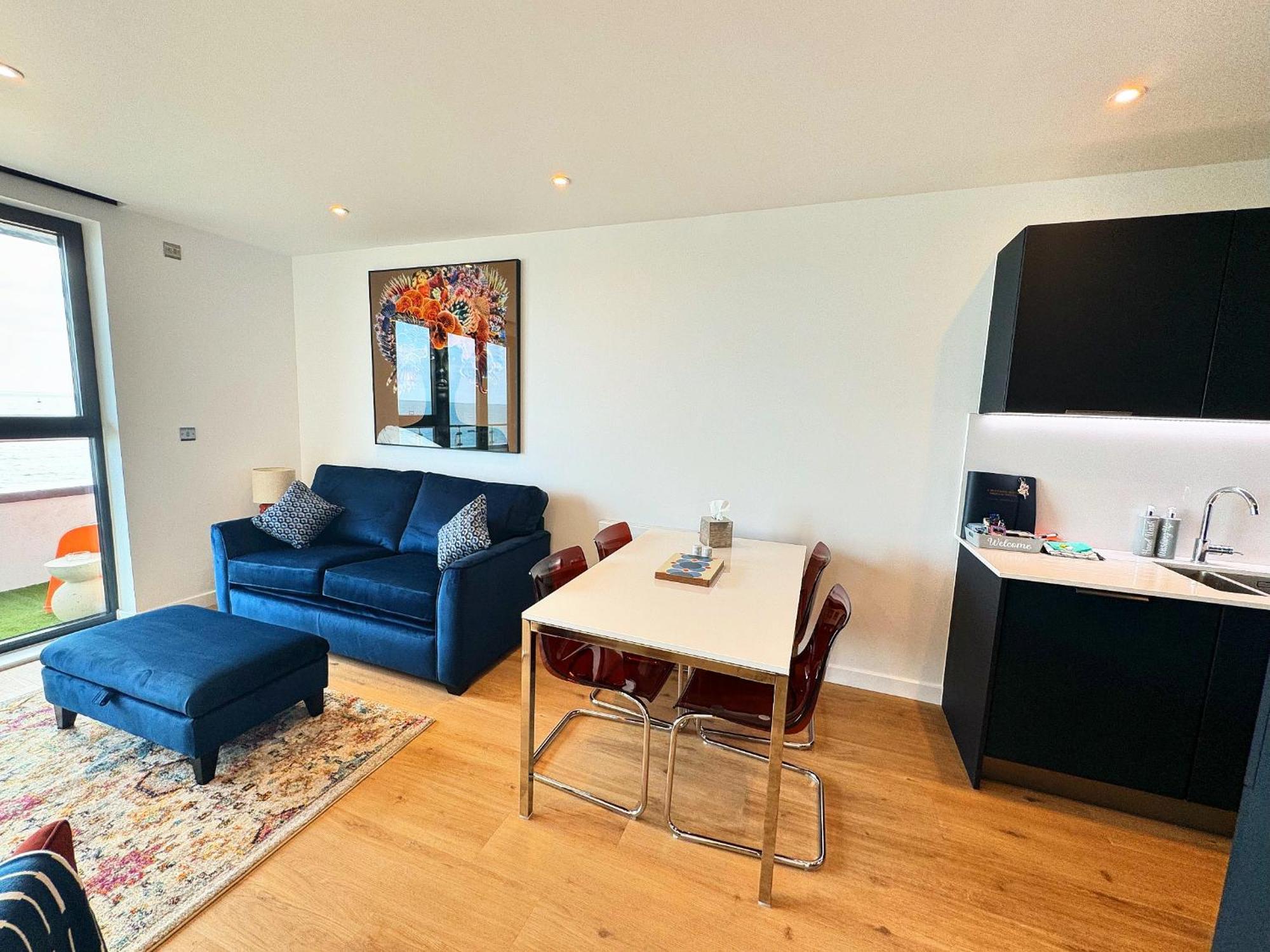 Stunning Beach Front Apartment With Sea Views, Free Parking & Balcony Ramsgate Eksteriør billede